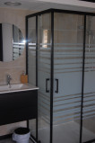 Les Pins Espace douche Chambre 1